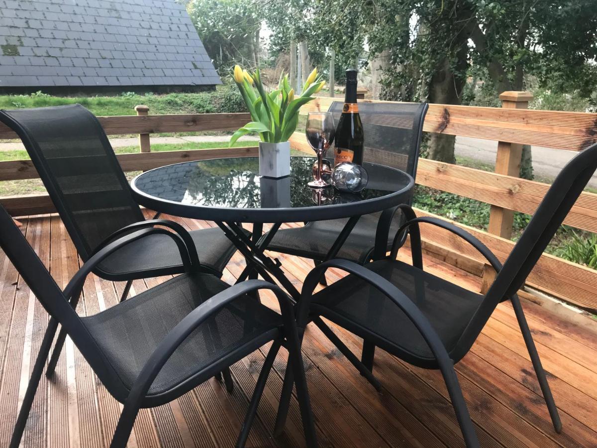 Foxes Sea Side Retreat Deluxe Chalet Is A Lovely Holiday Home Tucked Away On The Kent Coast Kingsdown  Exterior foto